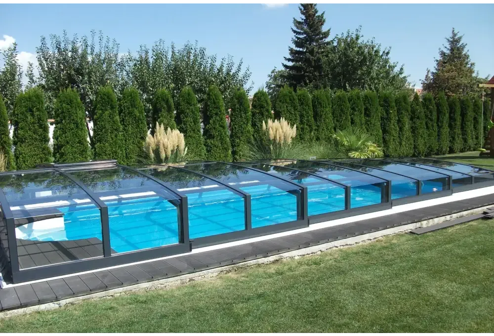 Pooltaket Special med RAL7016 antracit profiler, klar glas med svart ram och blåvatten